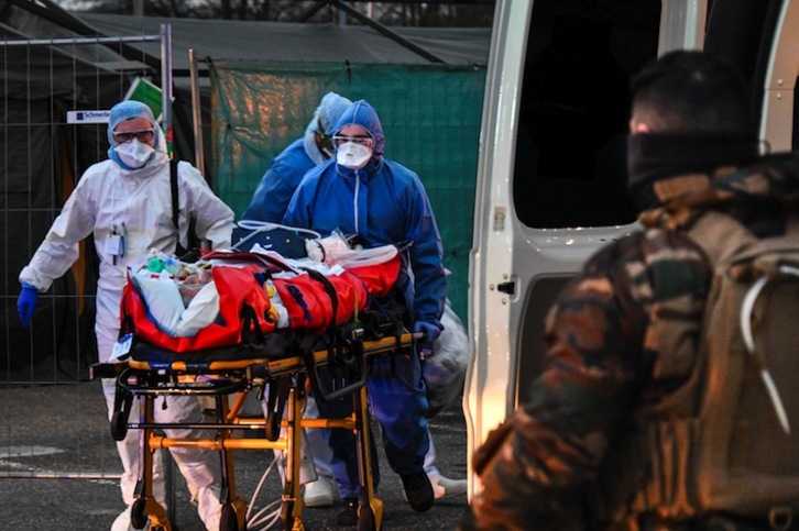 Médicos trasladan a un paciente en un hospital de campaña de Mulhouse, en Alsacia. (Sebastien BOZON/AFP)