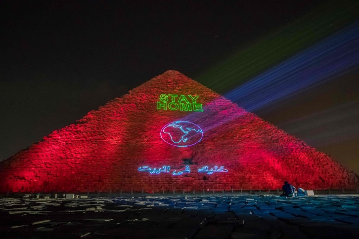Una colorida proyección sobre la pirámide de Keops insta a quedarse en casa. (Khaled DESOUKI | AFP)  