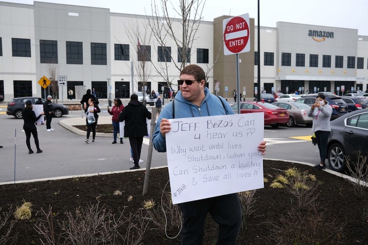 Trabajadores de Amazon en huelga realizan una protesta ante sus instalaciones en Staten Island, Nueva York. (Spencer PLATT/AFP)