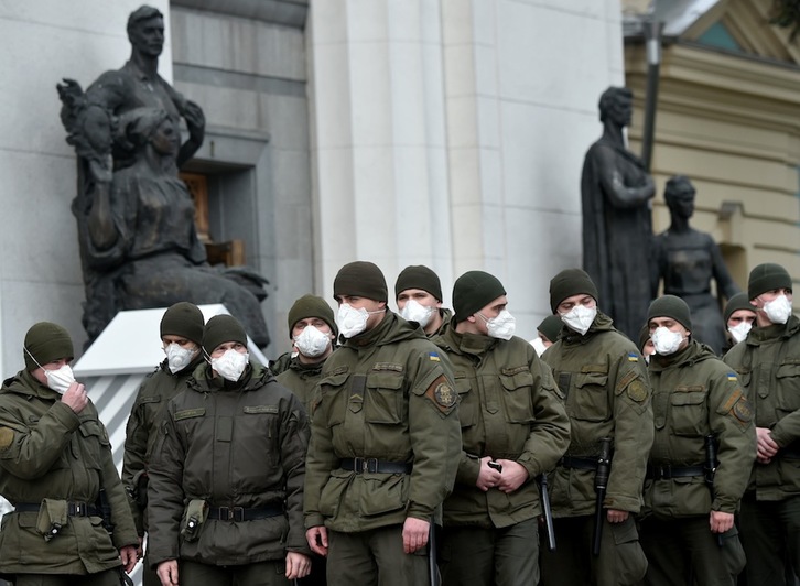  Policías ucranianos en el exterior del Parlamento. (Sergei SUPINSKY/AFP) 