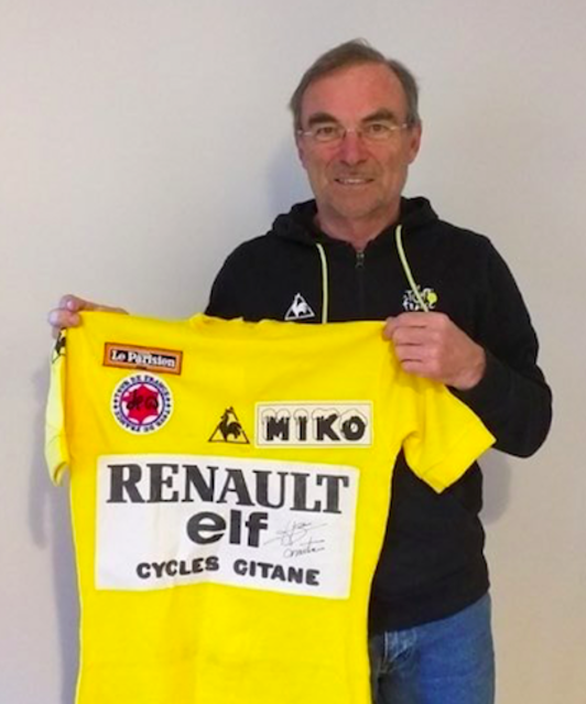 Bernard Hinault muestra el maillot amarillo que ha donado para ser subastado. (www.soufflesdespoirclc.com)