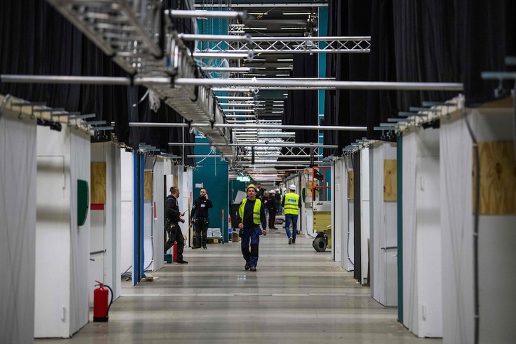 Trabajadores de la construcción montando un hospital de campaña, el lunes, en el recinto de la Feria Internacional de Estocolmo. (Jonathan NACKSTRAND | AFP)
