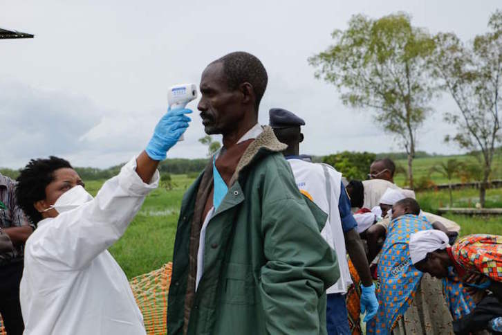 Una médico toma la temperatura a un hombre a su llegada a Burundi desde la República Democrática del Congo. (Onesphore NIBIGIRA/AFP)