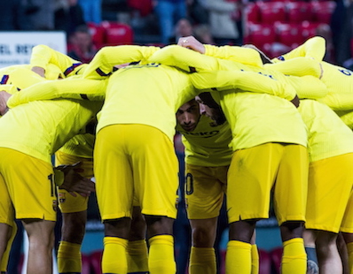 Jugadores del Barcelona en San Mamés. (Luis JAUREGIALTZO / FOKU)