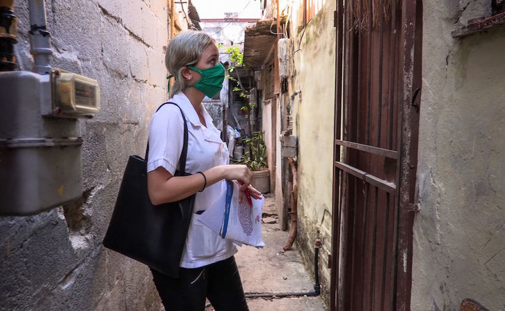 La estudiante de Medicina Susana Díaz realiza una ronda casa por casa en La Habana para detectar posibles casos de coronavirus. (Adalberto ROQUE/AFP)