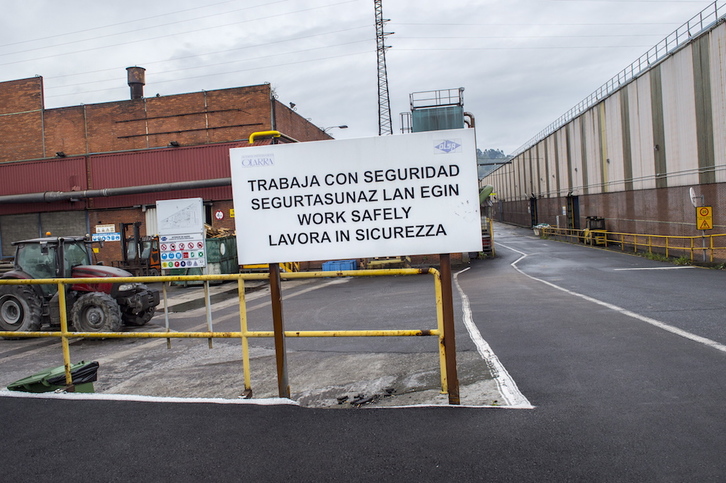 Segurtasuna eskatzen duen kartel bat Loiuko poligono batean. (Marisol RAMIREZ/FOKU)