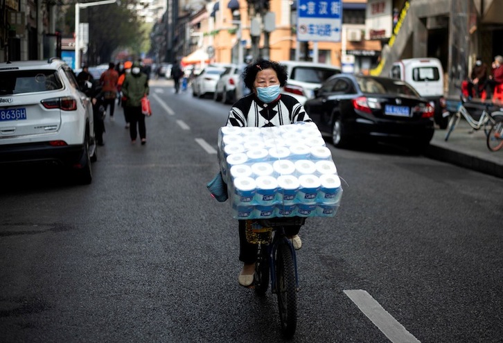 Imagen tomada en una calle de Wuhan este miércoles, 1 de abril. (Noel CELIS| AFP)