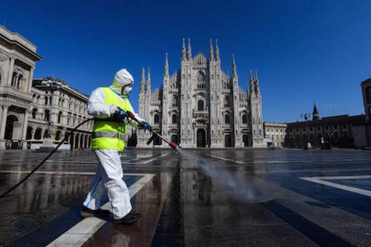 Un operario desinfecta el centro de Milán. (Piero CRUCIATTI / AFP)