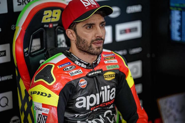 Andrea Iannone, en su box durante una carrera. (MOTOGP)