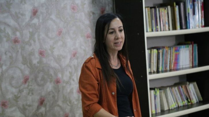 La coalcaldesa del HDP Nala Ozaydin, con coronavirus, ha sido sacada de prisión y puesta bajo arresto domiciliario. (Firat News)