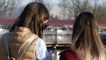 Les jeunes peuvent aussi saisir les "promeneurs du Net", des professionnels présents sur les réseaux sociaux. 