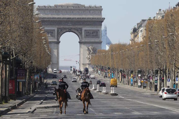 Policías a caballo patrullando en París. (Ludovic MARIN/AFP)