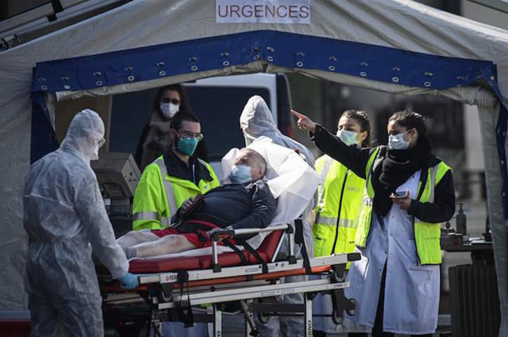 Personal médico atiende a un paciente en urgencias, en un hospital de París. (Philippe LOPEZ/AFP) 
