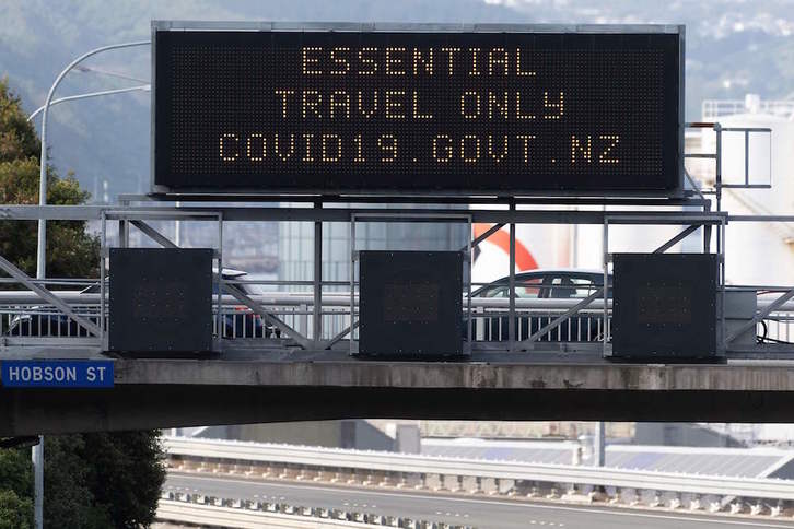 Un panel en una autopista de Wellington informa sobre las restricciones a la movilidad. (Marty MELVILLE/AFP)