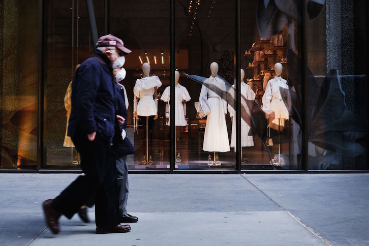New Yorkeko Manhattan auzotik maskararekin dabiltza gizon hauek. (Spencer PLATT-GETTY IMAGES/AFP)