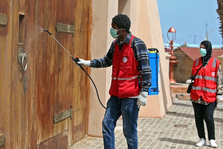 Trabajos de desinfección en Trípoli. (Mahmud TURKIA-AFP)