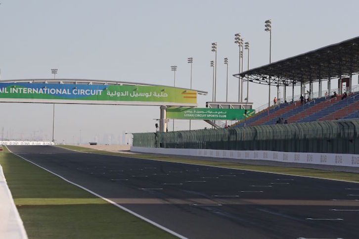 Imagen desierta del circuito de Losail, en Qatar. (Karim JAAFAR/AFP)