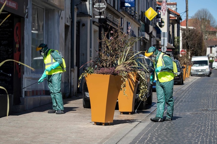 Empleados municipales desinfectan las calles en Neuilly-Plaisance, cerca de París. (Thomas SAMSON | AFP)