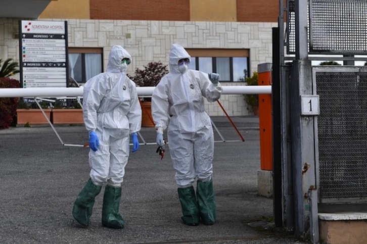 Doctoras con equipamiento protector, en la entrada del hospital de Nomentana en Fonte Nuova-Tor Lupara, cerca de Roma. (Tiziana FABI/AFP)