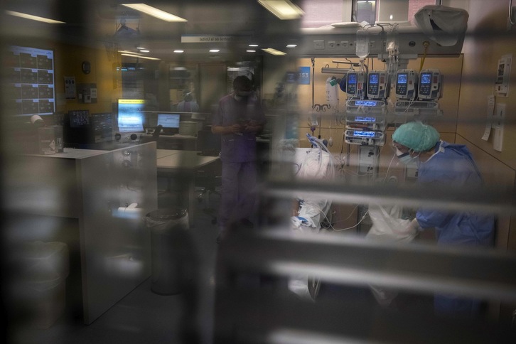 Médicos atienden a un paciente de Covid-19 en las instalaciones del hospital Val D'Hebron de Barcelona. (Javier GARCIA VIILANOVA/AFP)