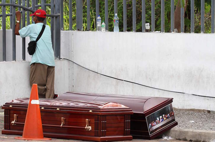 Dos féretros en una calle de Guayaquil. (Enrique ORTIZ/AFP)