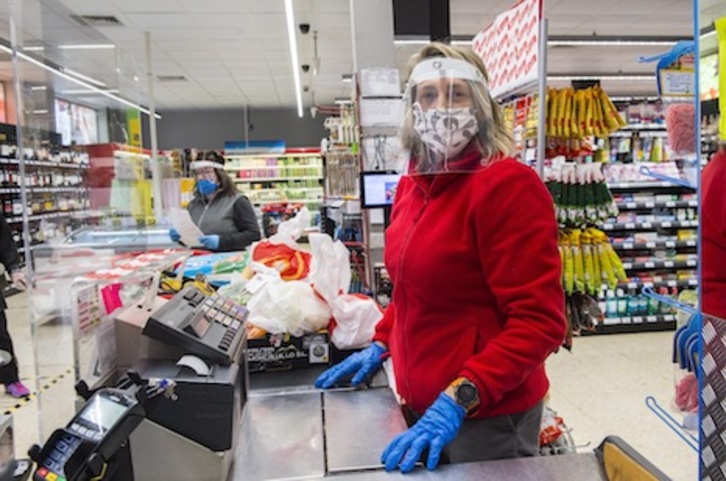 Sofía Treceño, cobrando en la caja del establecimiento de Supermercados Berriak en Laudio. (Marisol REMIREZ/FOKU)