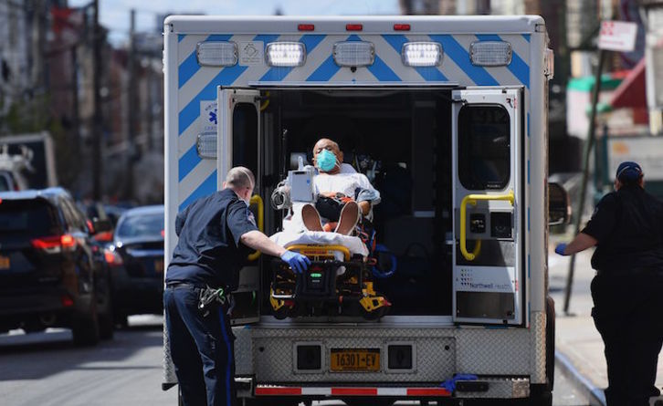 Un enfermo es trasladado en Nueva York, ciudad en la que se registraron ayer más casos. (Angela WEISS/AFP)
