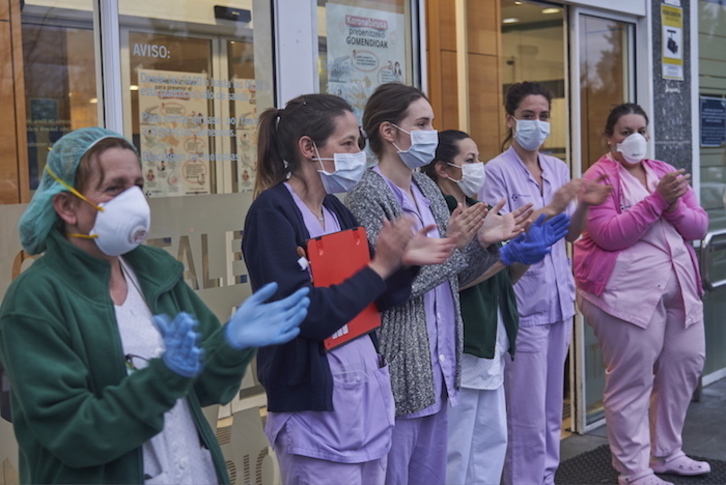 Sanitarias en la entrada al Hospital Donostia. (Jon URBE | FOKU)