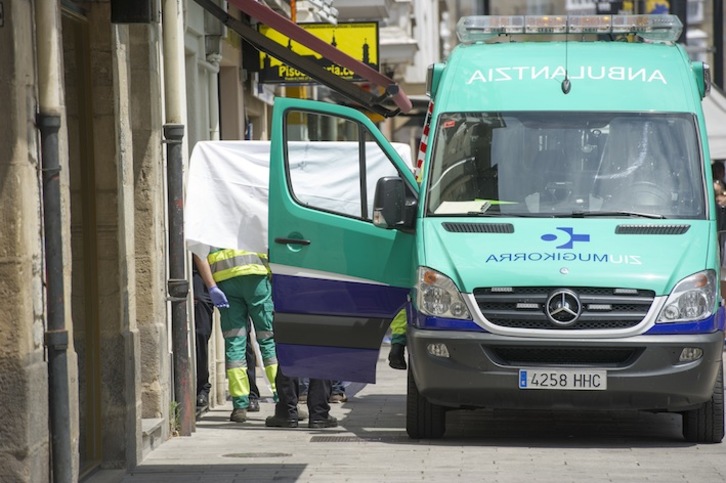 Una ambulancia en Gasteiz. (Juanan RUIZ/FOKU)
