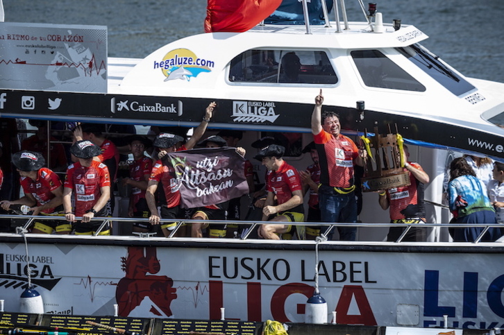 Los remeros de Orio celebran su triunfo final en la última Eusko Label Liga. (Aritz LOIOLA/FOKU)