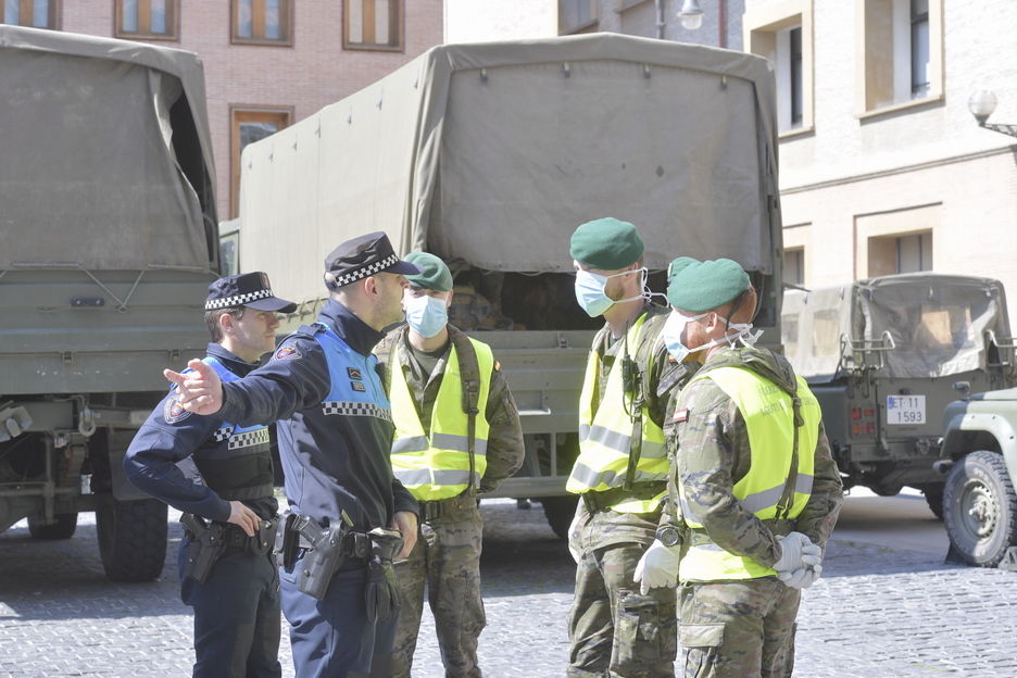 La Policía Municipal ha acompañado al convoy militar. 