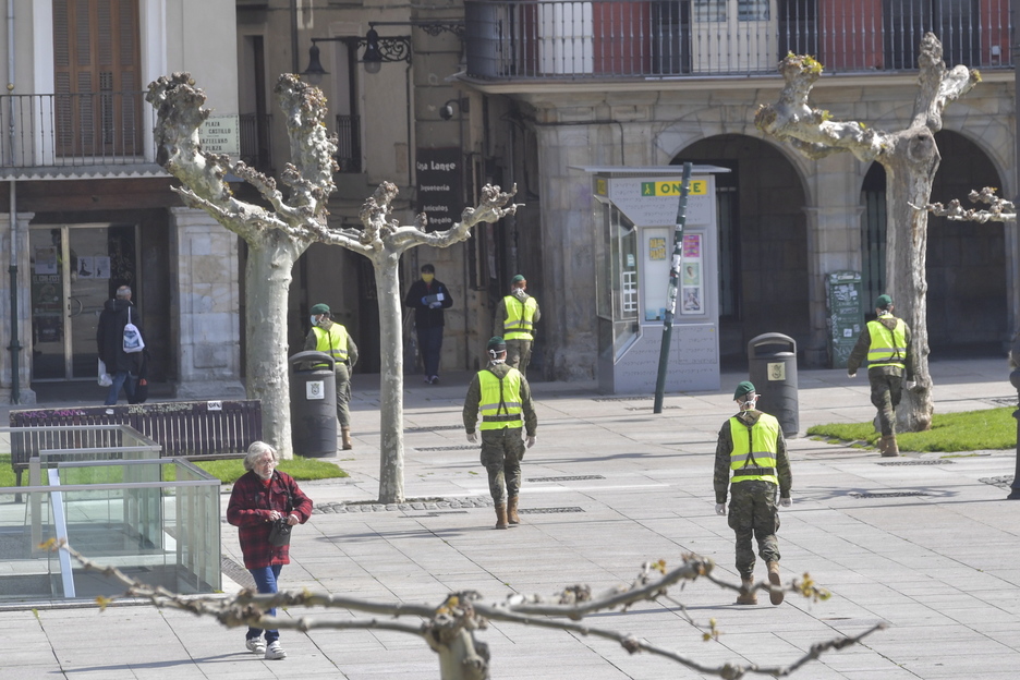 El Ejército español también se ha desplegado en la Plaza del Castillo de Iruñea. 