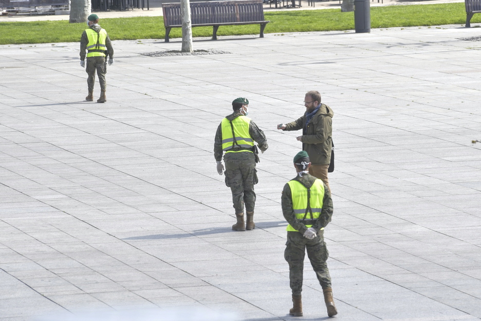 Militares identifican a una persona en la Plaza del Castillo. 