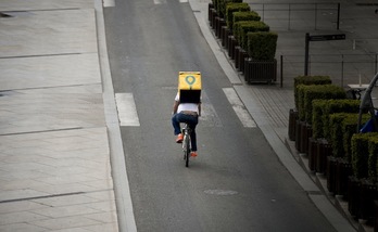 Un rider trabajando en Gasteiz durante el confinamiento. (Raúl BOGAJO/FOKU)