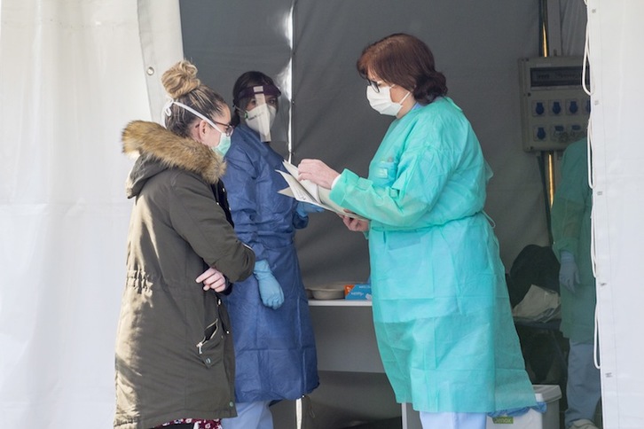 Personal sanitario en la carpa que han instalada en la entrada del hospital de Basurto. (Marisol RAMIREZ / FOKU)