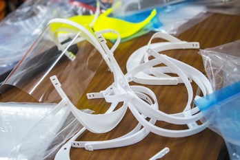 Aurpegia babesteko biserak koronabirusari aurre egiteko. (Marisol RAMIREZ/FOKU)