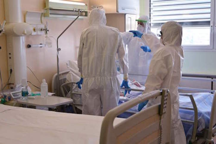 Profesionales sanitarios atienden a un paciente aquejado por coronavirus en un hospital de Varese. (Miguel MEDINA/FOKU)