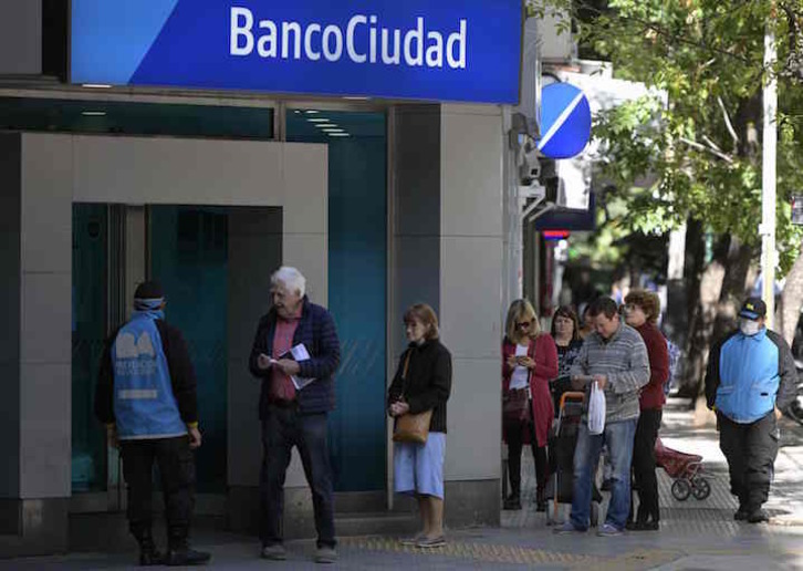 Argentinos hacen cola ante una sucursal bancaria. (Juan MABROMATA/AFP) 