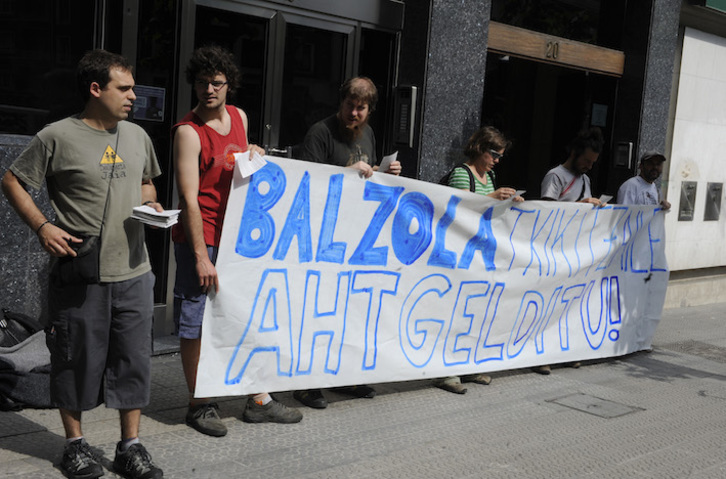 Protesta ante la empresa Construcciones Balzola por su participación en las obras del TAV. (Monika DEL VALLE/FOKU)