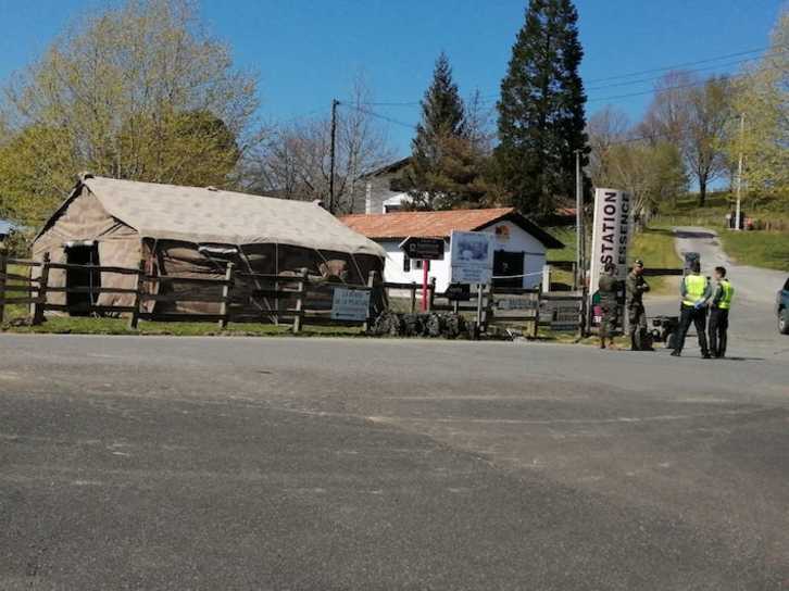 Campamento desplegado en la muga entre Zugarramurdi y Sara. (@AhotsaInfo)