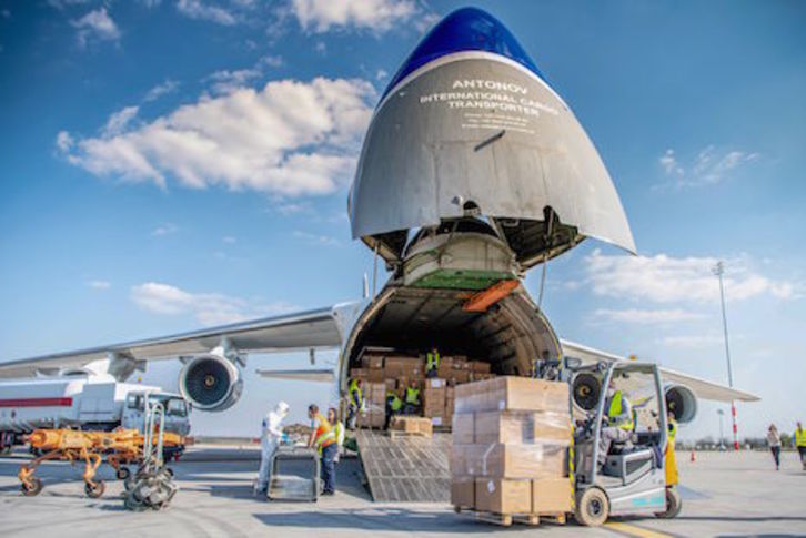 Operarios descargan en el aeropuerto de Budapest un cargamento de material sanitario proveniente de China.(Gergely BOTAR/AFP)