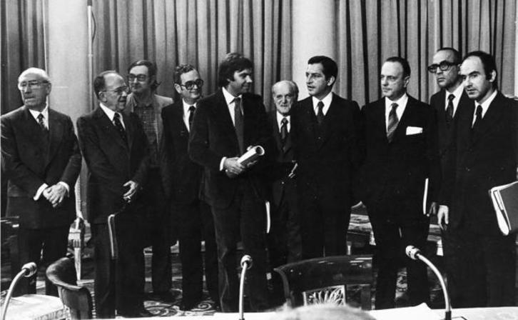 Firma de los pactos de La Moncloa, con Ajuriagerra (PNV) entre González y Suárez.