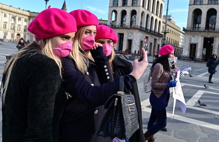 Los habitantes de Lombardía, en la imagen frente al Duomo de Milán, deberán ir con mascarilla. (Miguel MEDINA / AFP PHOTO)
