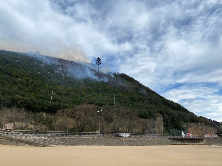 Imagen del incendio en la playa Laida de Ibarrangelu. (@PabVis)