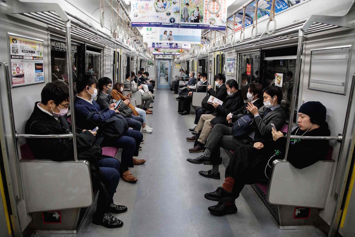 Ciudadanos protegidos con mascarillas en el metro de Tokio. (Behrouz MEHRI / AFP)