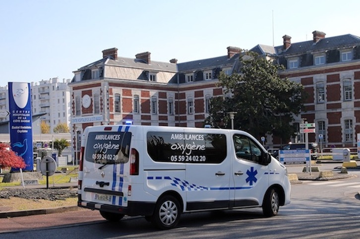 Una ambulancia llegando al Centro Hospitalario de la Costa Vasca, en Baiona. (Bob EDME)