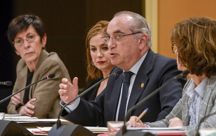 El consejero Iñaki Arriola, en la compacencia conjunta ante el Parlamento sobre el derrumbe de Zaldibar. (Jaizki FONTANEDA/FOKU)