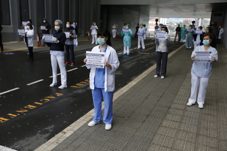 Concentración a las puertas de la clínica de IMQ en Zorrotzaurre, donde trabajaba la auxiliar fallecida. (Aritz LOIOLA / FOKU)