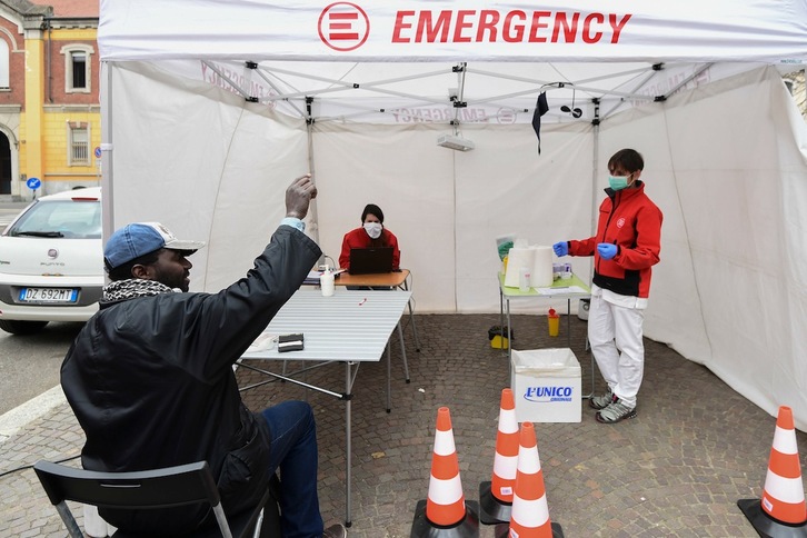 Una clínica móvil en el centro de la ciudad de Milán. (Miguel MEDINA | AFP)