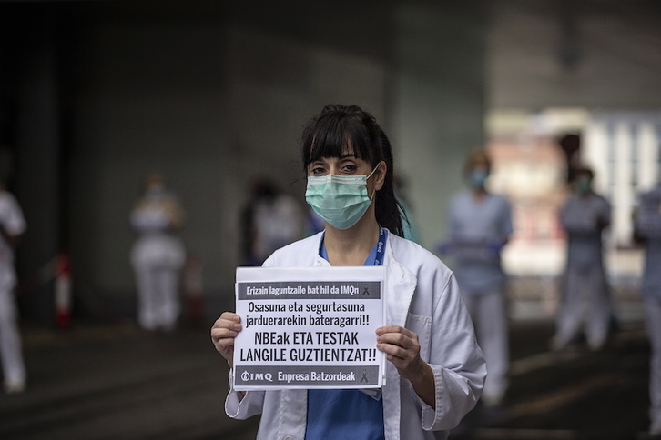 Concentración de duelo y protesta tras la muerte una sanitaria de IMQ, en Bilbo. (Aritz LOIOLA | FOKU)